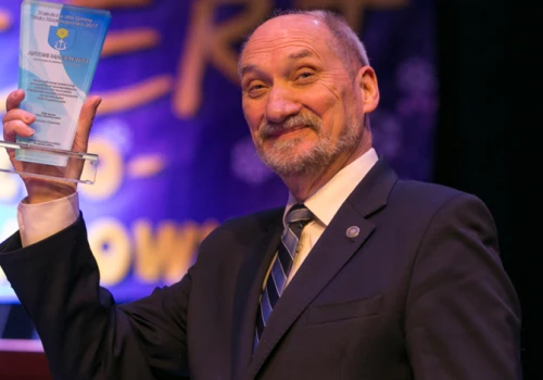 Tajemnicze zniknięcie wieńca. Śledczy sprawdzają, czy na nagraniu z kradzieży jest poseł Antoni Macierewicz