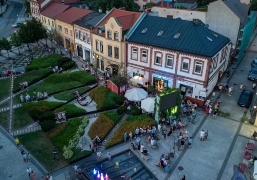 Rynek w Jaworznie z miejscami pod zimowe ogródki. Jest 21 dostępnych stanowisk