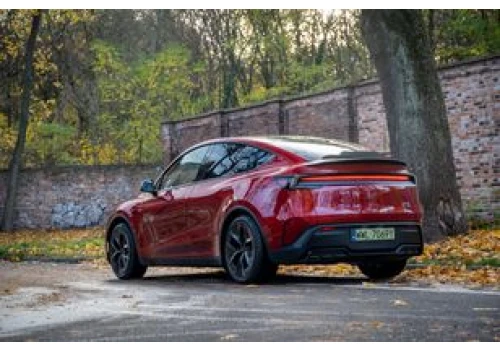 Tesla czyta znaki, ale jedzie po swojemu. Niepokojący test FSD