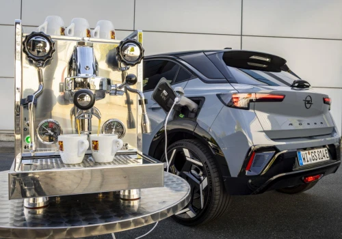 Do czego może służyć Opel Mokka GSE? Zwinnie wejdzie w zakręt i zaparzy kawę