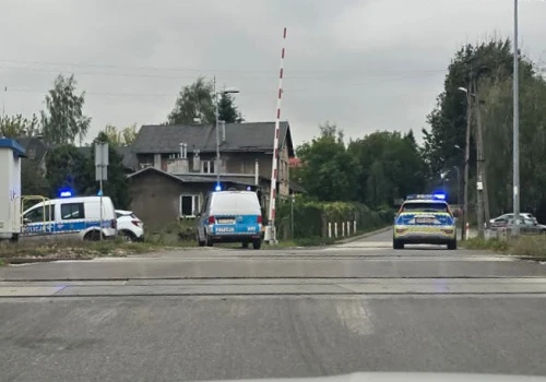 O krok od tragedii na torach. Kobieta zasłabła i przewróciła się pod nadjeżdżający skład