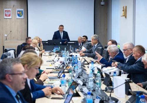 XXVIII sesja Rady Powiatu Rzeszowskiego. Szpitale o problemach z NFZ i milionowych nadwykonaniach