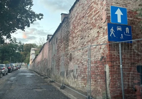 Znikną ruiny na Słowiańskiej. Teren trafił w ręce dewelopera