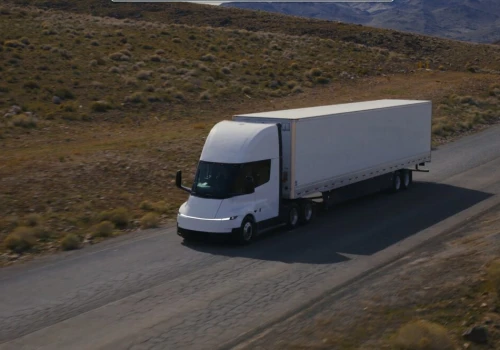 Tesla: Semi zaczęła zjeżdżać z linii produkcyjnych. Kierowcy ją pokochają za przyspieszenie a niedługo jazda samodzielna