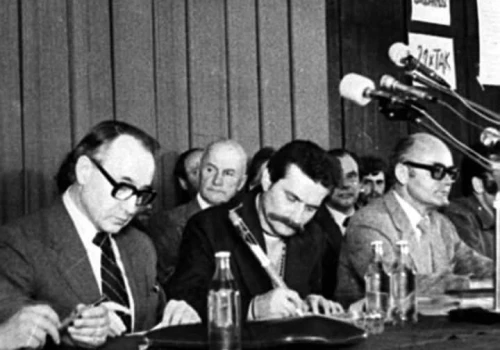 Prokuratura zrobiła z Wałęsy analfabetę