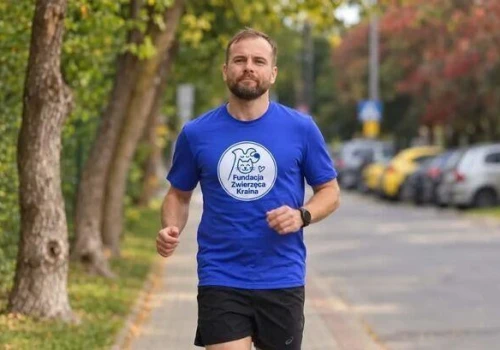 Ponad 42 km dla zwierząt. Radek z Olsztyna pobiegnie w Maratonie Warszawskim, by zapełnić ich miski
