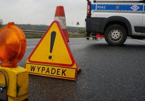 Droga krajowa całkowicie zablokowana. Kierowca osobówki w szpitalu po zderzeniu z ciężarówką