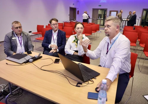 Od modemów wożonych do klientów po elektroniczne klucze. Jak technologia zmienia branżę stolarki