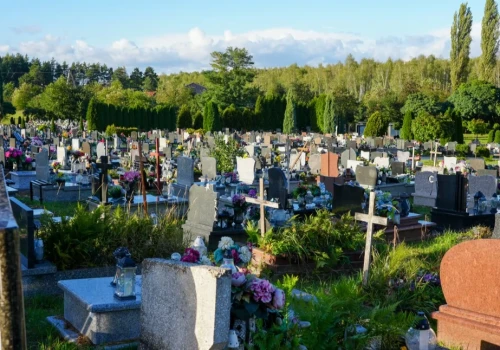 Zbyt płytkie groby na cmentarzu w Jaworznie? Mieszkaniec mówi o nieprawidłowościach