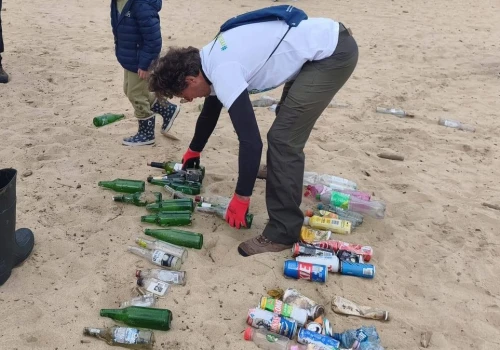 Sprzątają plaże nad Bałtykiem w Polsce. Oto jaki efekt dał system kaucyjny