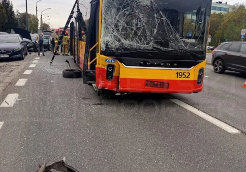 Poważne zderzenie z autobusem na Ursynowie. Uszkodzone trzy osobówki