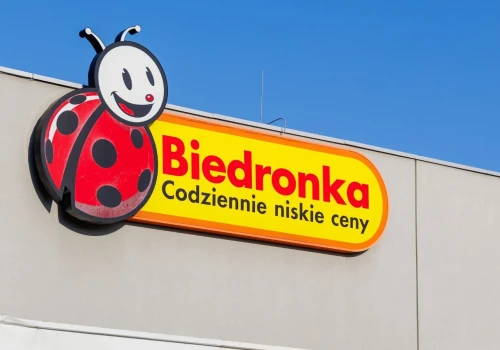 Biedronka przeceniła plecak ewakuacyjny o 52 proc. W zestawie już 15 elementów