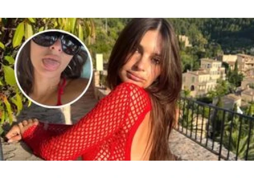 Emily Ratajkowski w czerwonym bikini. Pokazała język