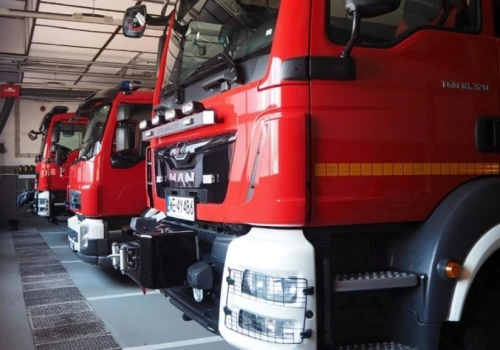 Pożar pustostanu w Legionowie. Dwie osoby poparzone. Na miejscu strażacy i ratownicy