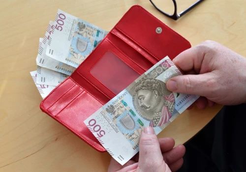Od 1 stycznia seniorzy dostaną nawet 300 zł więcej miesięcznie. Zmienia się ważna zasada
