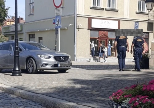 Strażnicy miejscy przeszli obok auta zaparkowanego przed przejściem. “Przeoczyliśmy” – tłumaczy straż