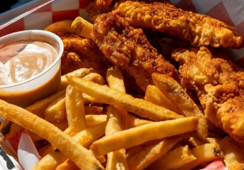 Trzeci z rzędu fast food wlatuje do Polski. Celebryci zasypią nas kurczakiem
