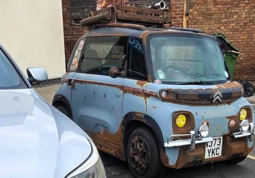 Ten Citroën Ami wygląda, jakby przetrwał atomową apokalipsę. Fallout na czterech kołach