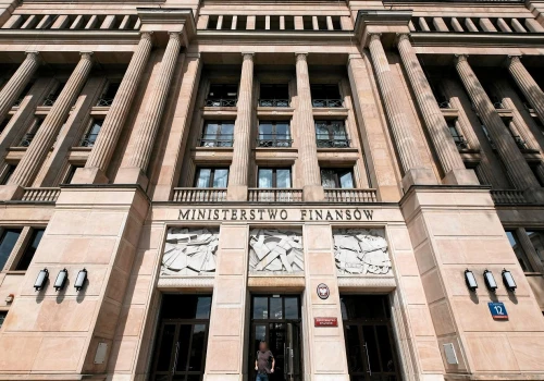 Średnio ponad 12 tys. zł brutto. Praca w urzędzie znowu się opłaca?