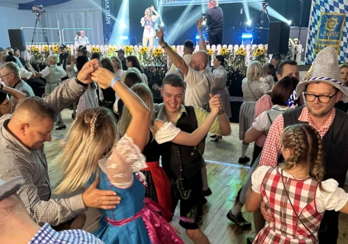 Szaleństwo na parkiecie i tańce na stołach – to największy Oktoberfest!