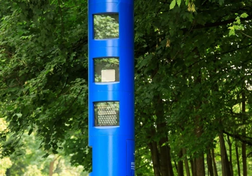 Niebieskie słupy straszą kierowców. Mandat bez przekraczania prędkości