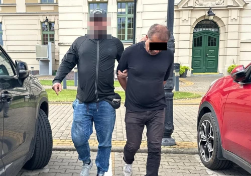 Skandal w Ostródzie. 51-letni kelner z Meksyku oczarowywał klientki zagranicznym urokiem. Potem miał nagrywać je w toalecie
