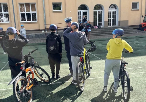 Kaski dla uczniów w województwie lubelskim. Policjanci odwiedzili szkołę w Lublinie