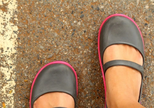 Jedni je kochają, inni szybko z nich rezygnują. Co robi barefoot ze stopą?