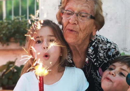 Patrzysz na dziadków z wnukami i nie wierzysz, że to ci sami ludzie, którzy cię wychowali