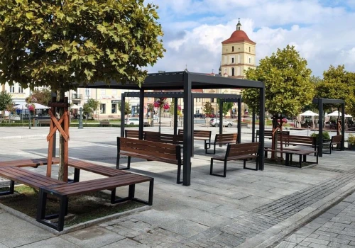 Leżajsk zmienia Rynek. Są nowe drzewa, pergole i ławki