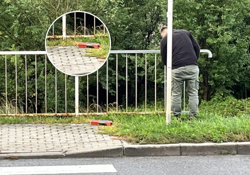 „Innowacje” po rzeszowsku? Za pieniądze publiczne malują rdzę na barierkach