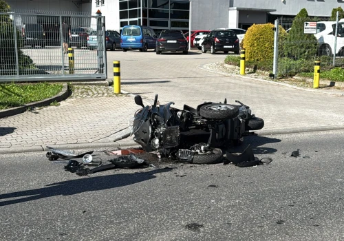 Wypadek motocyklowy na Węglowej. Czołowe zderzenie na środku drogi