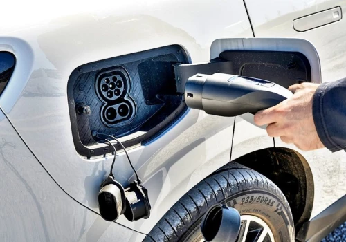 Elektryki w UE wyprzedziły w sierpniu benzyny i diesle razem wzięte. Volkswagen tnie produkcję aut spalinowych