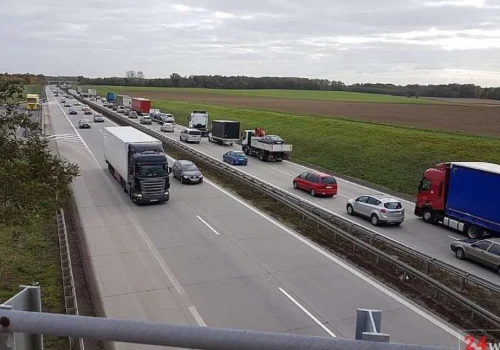 Karambol na A4 pod Wrocławiem. Dwie osoby ranne, wielokilometrowy korek.