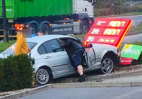 BMW wypadło z drogi, uderzyło w pylon stacji paliw. Kierowca był pijany, trafił do celi