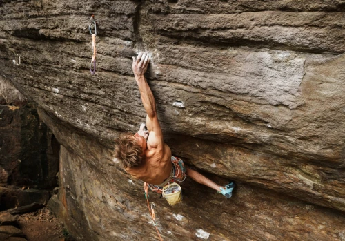„Slice of Heaven” – pierwsze australijskie 37/9b. Za przejściem stoi Alex Megos