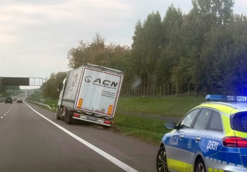 Zjechał na pobocze i utknął. Będą utrudnienia w ruchu na S19