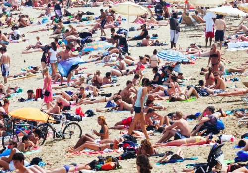 Turyści ryzykują mandaty i śpią na plażach w Barcelonie