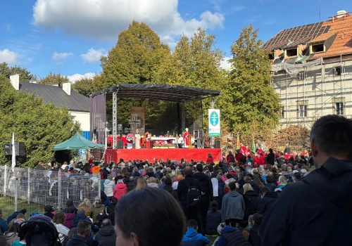 Szli przez Góry Świętokrzyskie, by pokłonić się Relikwiom Drzewa Krzyża Świętego