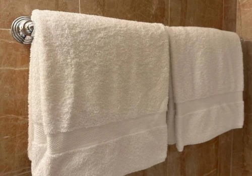 Hotelarze od lat stosują ten sam patent z ręcznikami. Powód? Goście rzadko o nim wiedzą