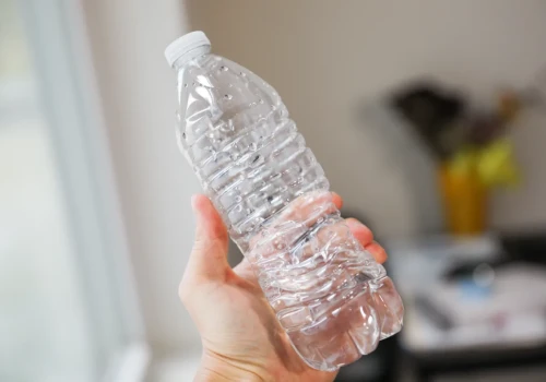 Plastikowa butelka może oświetlić pokój bez prądu. Jak działa ten genialny trik?