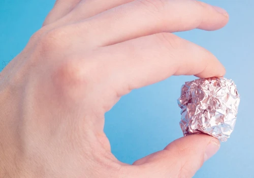 Jak wykorzystać folię aluminiową do ostrzenia noża? Raz, dwa i poczujesz różnicę