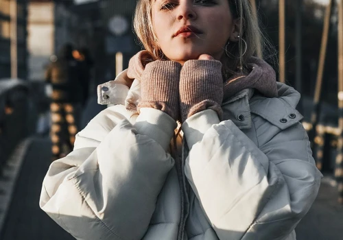 Cieła kurtka Columbia mocno przeceniona - ten model kosztował prawie 630 zł. Podobnie Ellesse