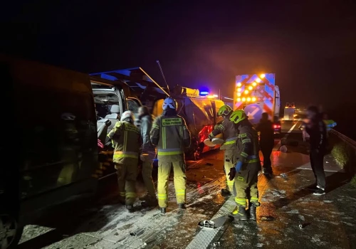 Bus uderzył w przyczepkę na S17. Farba rozlała się na pasie w kierunku Lublina