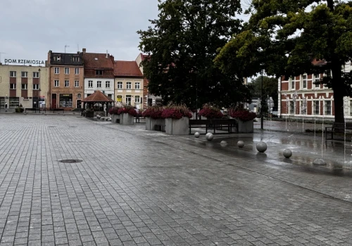 Na rynku w Starogardzie Gdańskim stanie mobilne lodowisko