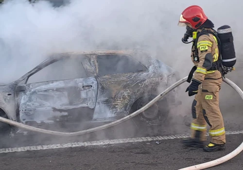Pożar samochodu na A2 pod Zgierzem. Trzech pijanych mężczyzn znaleziono 2 km dalej