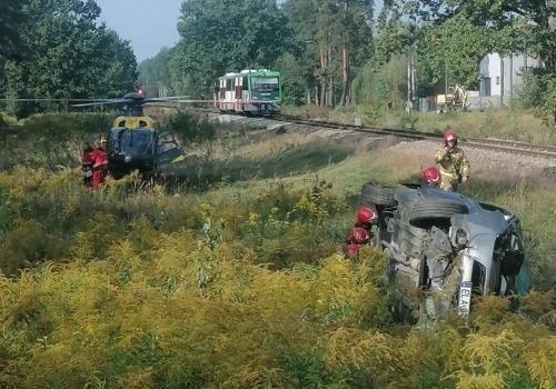 Wypadek na przejeździe kolejowym w Sobolewie. Wezwano LPR