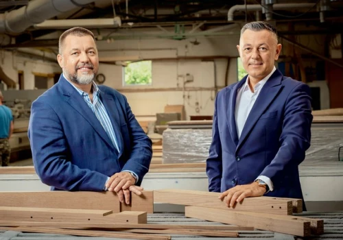 Od zakładu stolarskiego do biura w Paryżu. Polski producent mebli nie boi się konkurencji z Chin