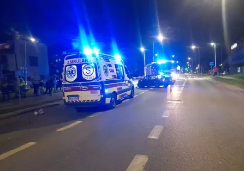 Zderzenie osobówki z motocyklem. Dwie osoby poszkodowane, jedna nie żyje