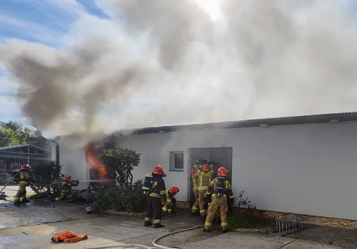 Pożar hali w Krakowie. W środku składowane są łatwopalne środki